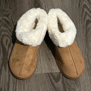 Cozy Tan Slippers with White Fur Lining